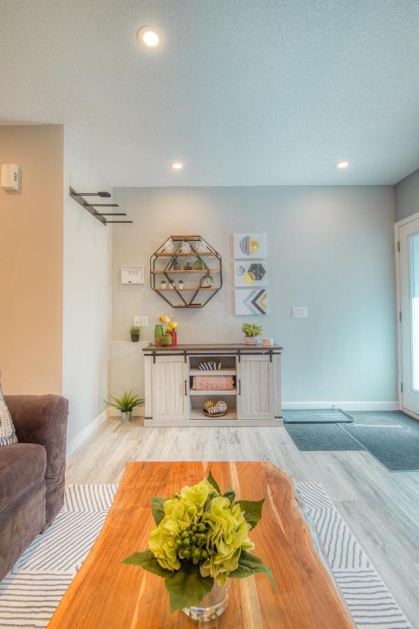 Beautiful Newly Reno 2Bdm 2 Bth Sleep Up To 6 Adults & Kids Mountain View Townhouse Suite Canmore Exteriör bild